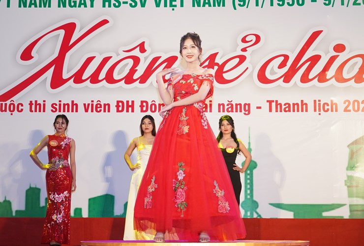 Sinh viên thanh lịch UDA 2021: Phần thi trang phục dạ hội